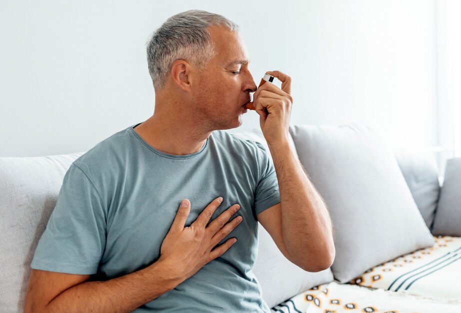 Infographic illustrating asthma symptoms, triggers, and management strategies.