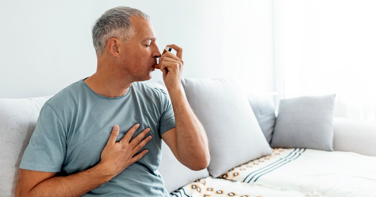 Infographic illustrating asthma symptoms, triggers, and management strategies.